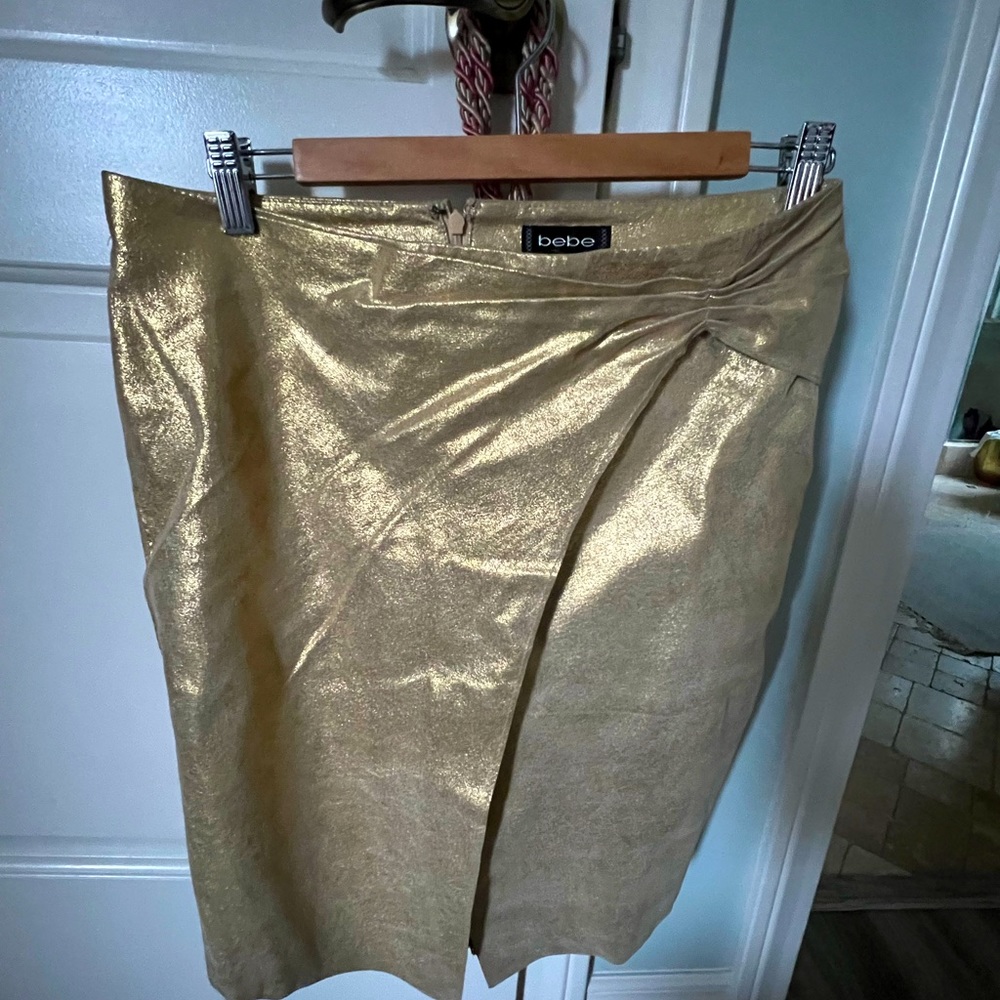 Leather gold skirt Bebe  size 6  great condition never worn, very soft
